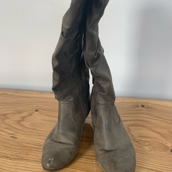 knee high boots - Picture 2 of 4